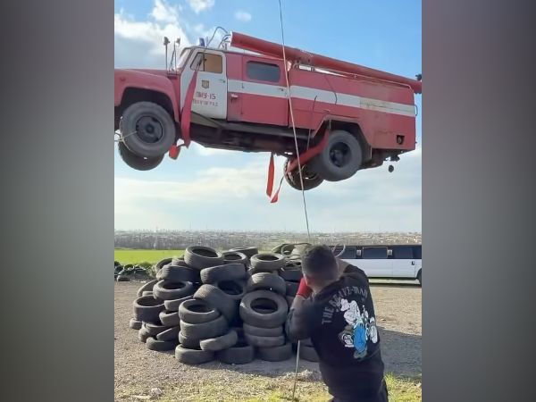 Ростовский каскадер Евгений Чеботарев сбросил на себя пожарную спецмашину