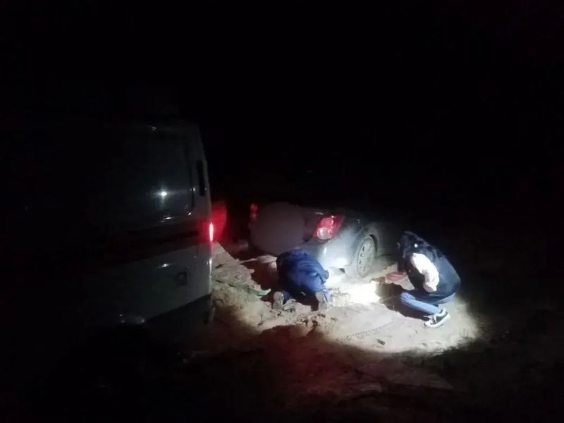 Автомобилистка из Крыма увязла в песках в Ростовской области