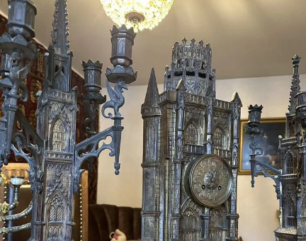 В Ростове выставили на продажу антикварные часы XVIII века, гобелен и раритетное фортепиано