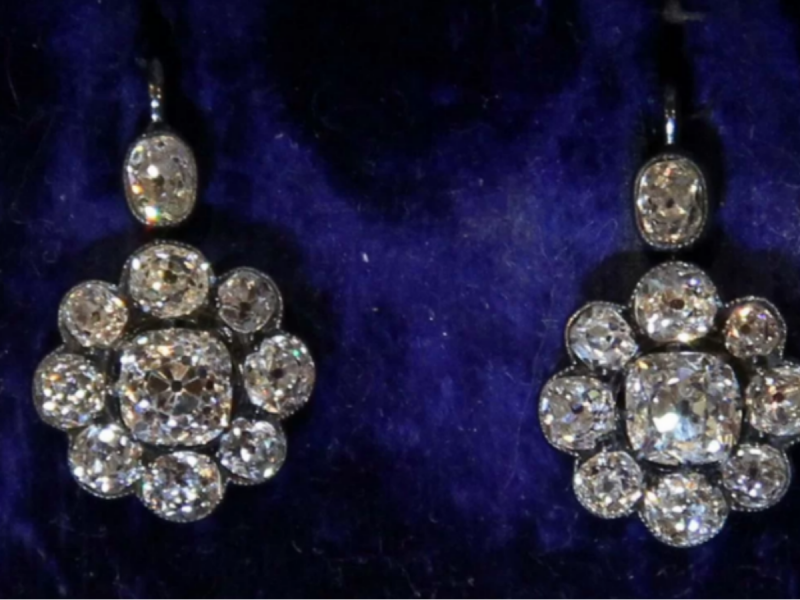 В Ростовской области продают антикварные серьги с бриллиантами и старинный шкаф-буфет