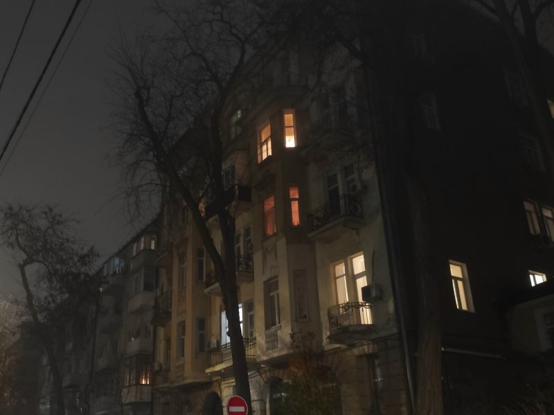 Жители Ростова просят установить фонари на тротуар проспекта Стачки