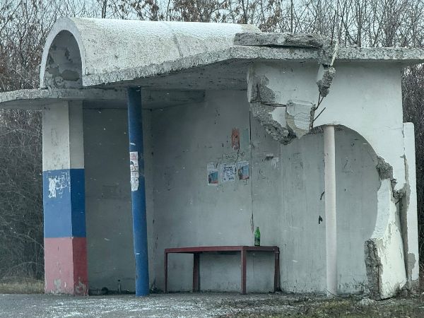 На автодороге Ростовской области люди пожаловались на опасную бетонную остановку