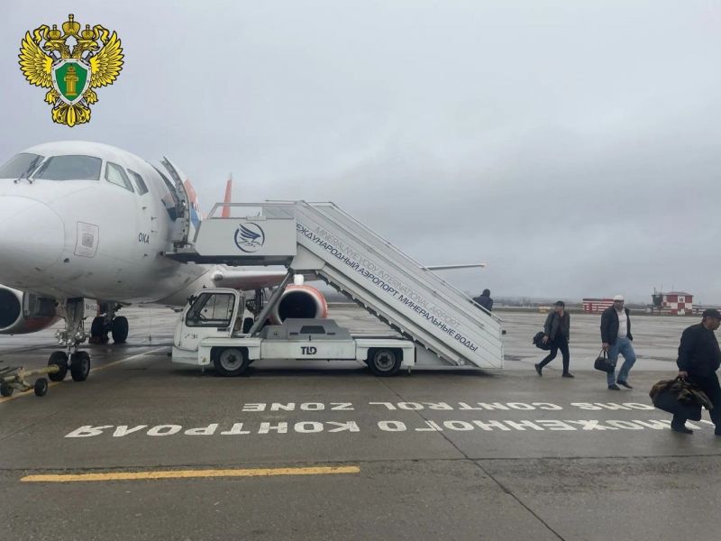 Самолет ростовской компании Азимут экстренно сел в аэропорту Минвод