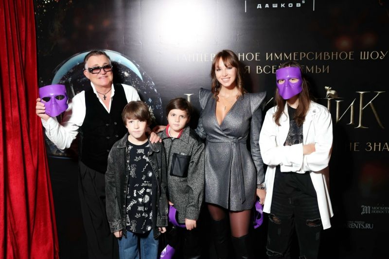 Бывшие звездные супруги Дибровы вместе отпраздновали день рождения среднего сына