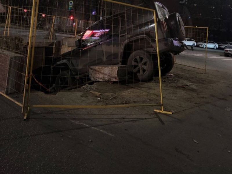 В Ростове на Малиновского машина провалилась в разрытую яму