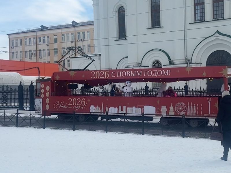 В Ростове-на-Дону на улицах города можно было увидеть новогодний трамвай