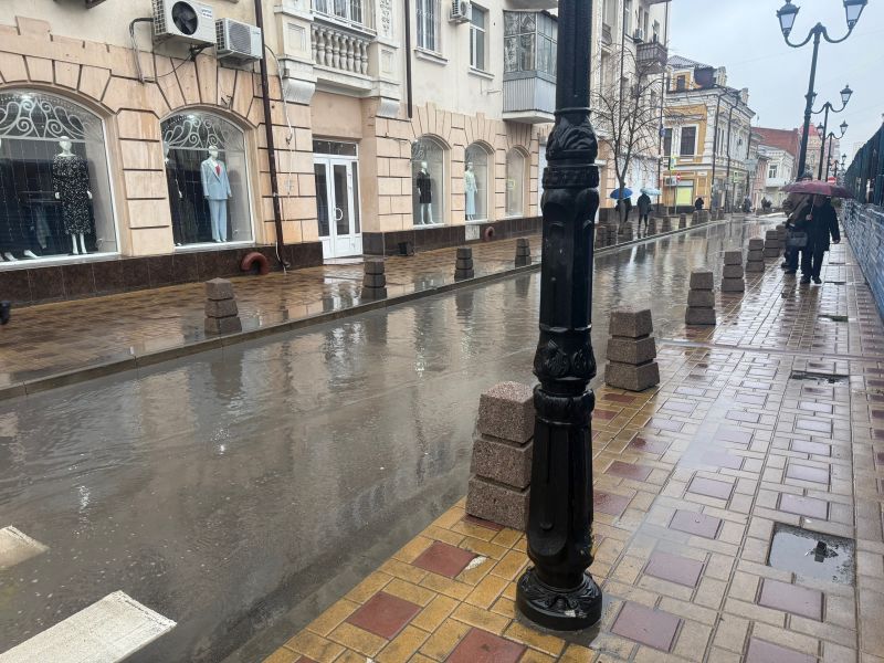 В Ростове из-за дождя затопило переулок Семашко