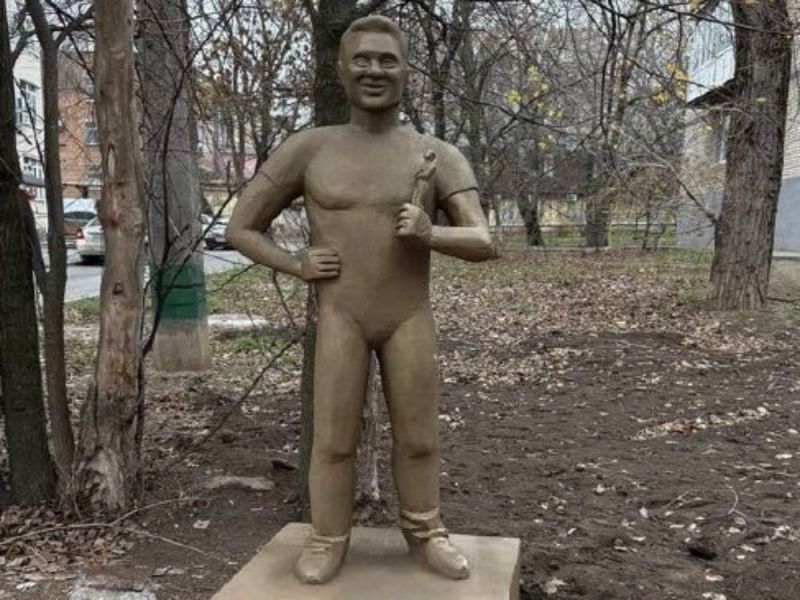 Жители Таганрога высмеяли установленный памятник актеру Павлу Деревянко