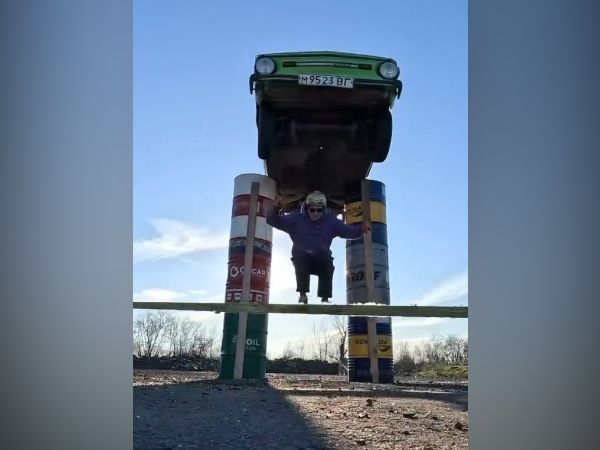 Ростовского экстремала Евгения Чеботарева чуть не раздавило авто во время трюка