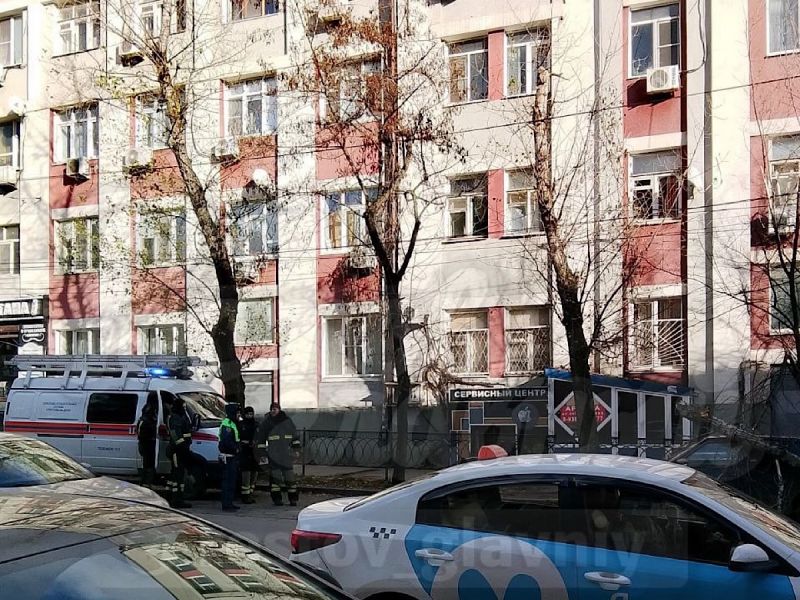 На улицах Ростова ураганный ветер повалил деревья