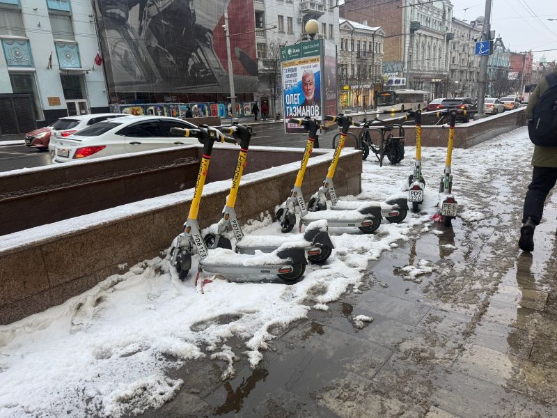 В Ростове, несмотря на окончание сезона, продолжают сдавать в аренду электросамокаты