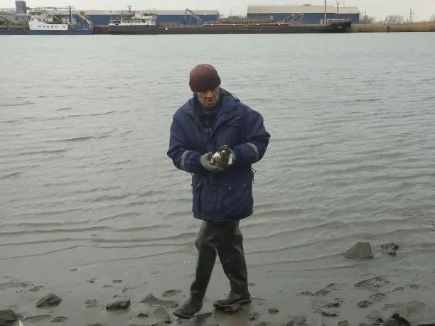 Ростовские спасатели вызволили маленького слепого щенка из ледяной западни