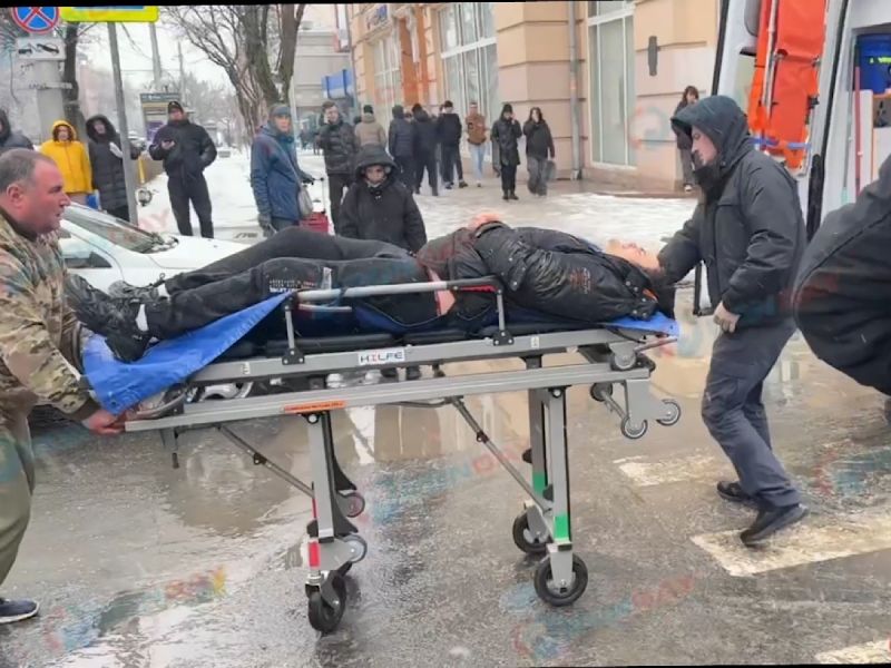 В Ростове мужчину госпитализировали, после того как тот упал с электросамоката