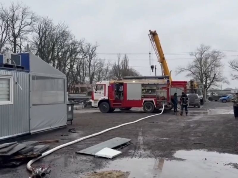 Под Ростовом на складе с горючими материалами произошел пожар