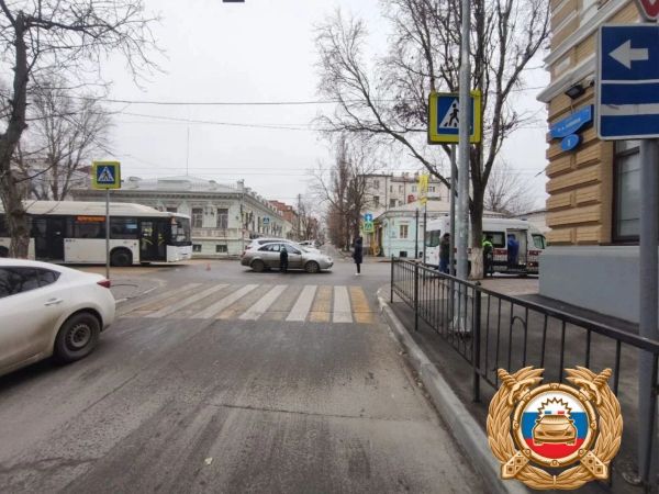 В Ростове на пешеходном переходе автомобиль наехал на 13-леттнюю девочку