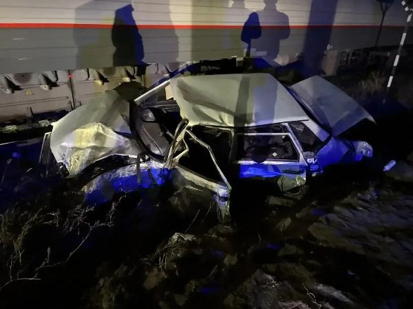 В Ростовской области водитель легковушки удирал от ГАИ, но попал под поезд