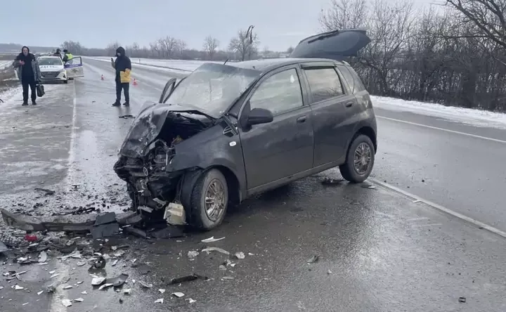 В Ростовской области в лобовом столкновении погиб один человек и еще четверо пострадали