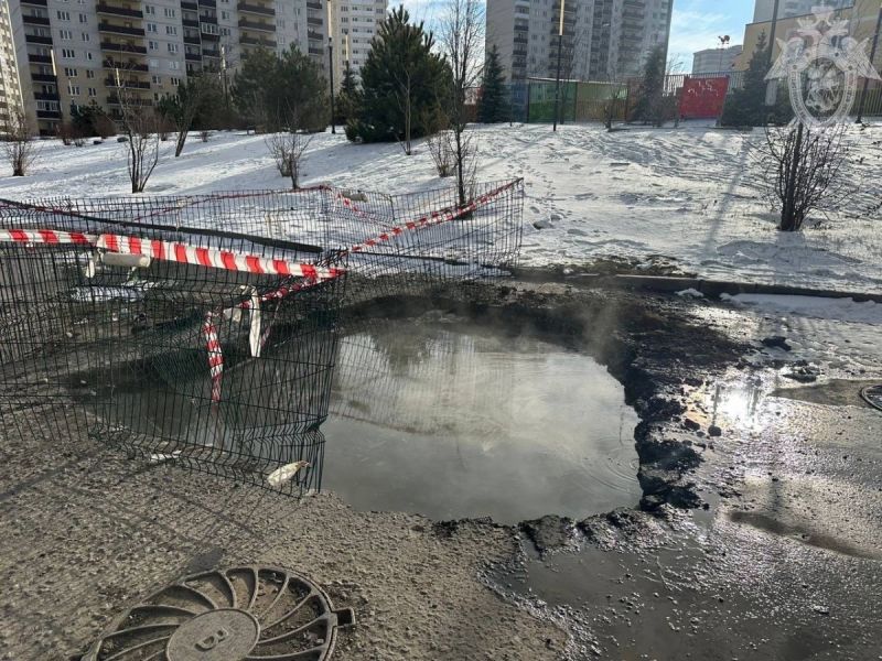 В Ростове машина с двумя женщинами и ребенком провалилась в дорожную яму