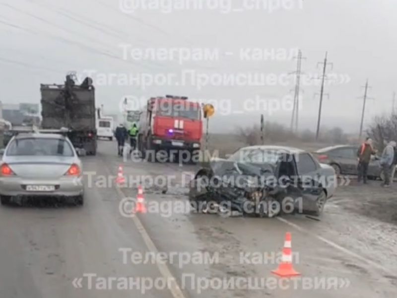 Большегруз и легковушка столкнулись на трассе под Таганрогом