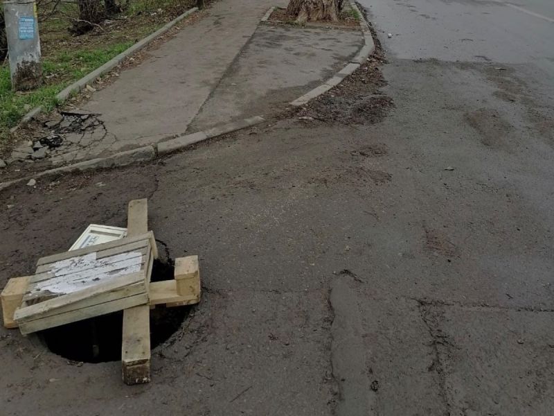 В Ростове жители просят починить разрушающийся люк на Рябышева
