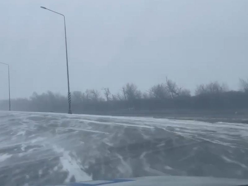 Трассу на севере Ростовской области замело снегом