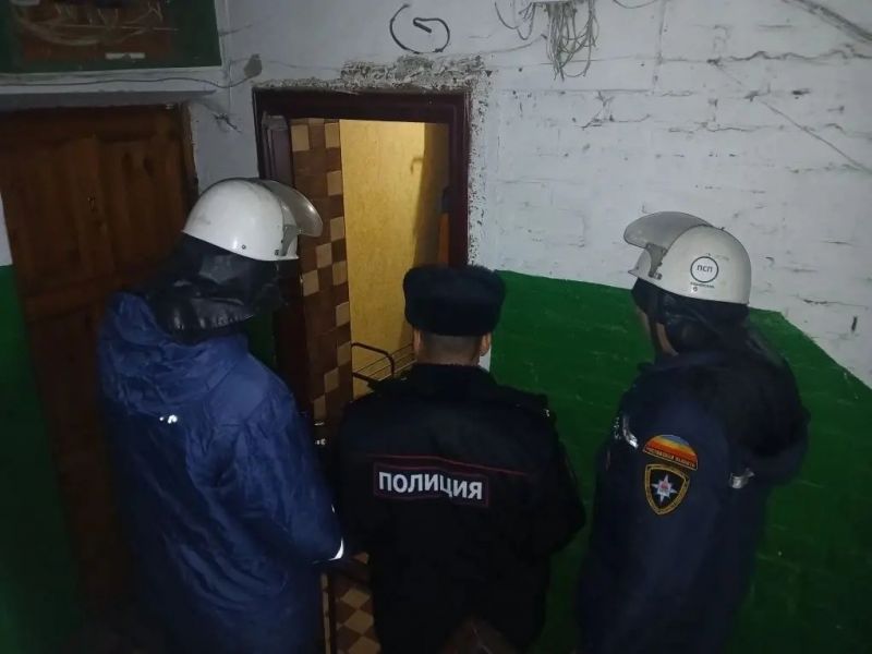 В Ростовской области спасатели пришли на помощь мужчине, который был без сознания в запертой квартире