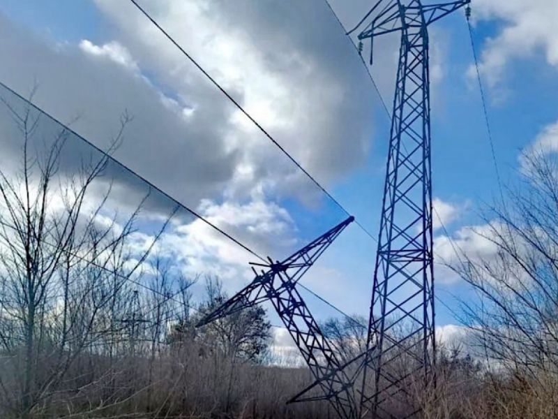 В Ростовской области последствия непогоды устраняют свыше ста бригад энергетиков