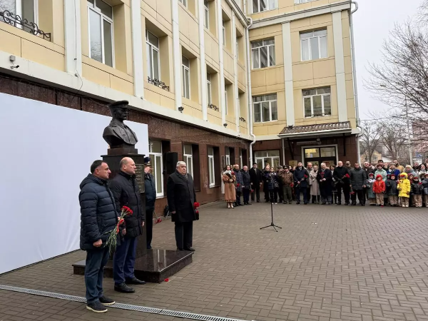 Бюст Герою Советского Союза Гукасу Мадояну открыли в донской реальной гимназии