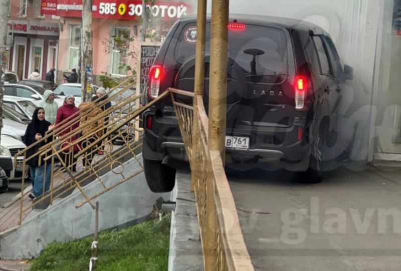 В Ростове на Сельмаше Нива влетела в ограждение торгового центра