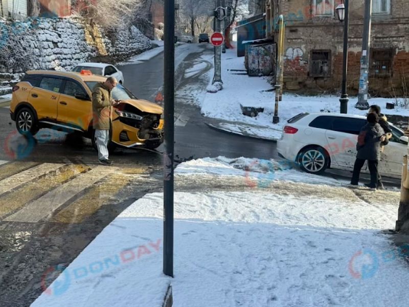 В центре Ростова водитель легковушки столкнулся с такси