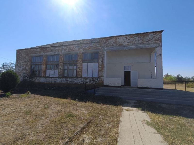 Жители хутора в Азовском районе просят восстановить разрушающийся сельский клуб