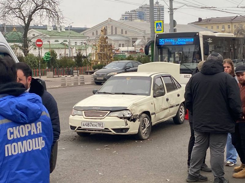 В Ростове на Соборном «БМВ» протаранила цепочку авто