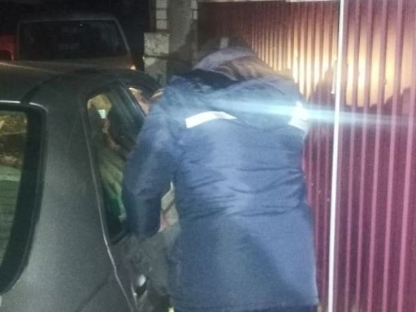 В Ростовской области спасатели помогли выбраться женщине, зажатой авто