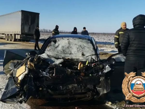 В Ростовской области в ДТП с грузовиком один человек погиб и трое пострадали
