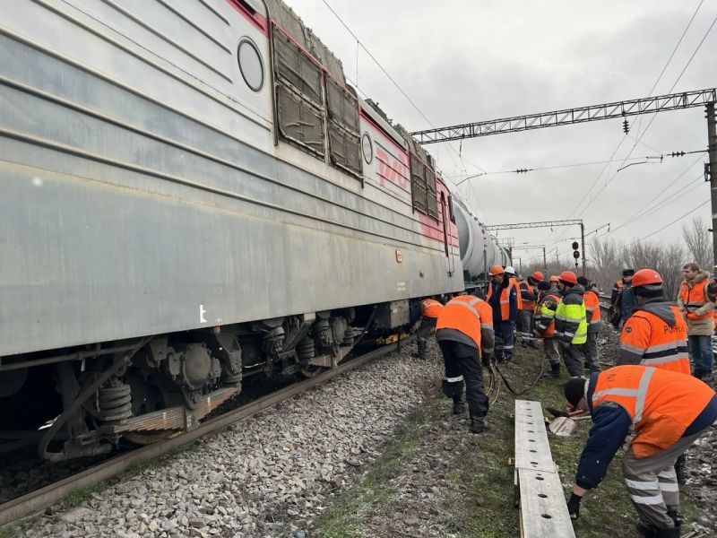 В Ростовской области в пути задерживаются более 20 поездов из-за схода локомотива