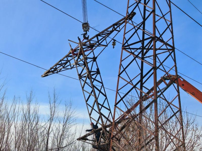 Сильный ветер в Ростовской области повредил 32-метровую опору ЛЭП