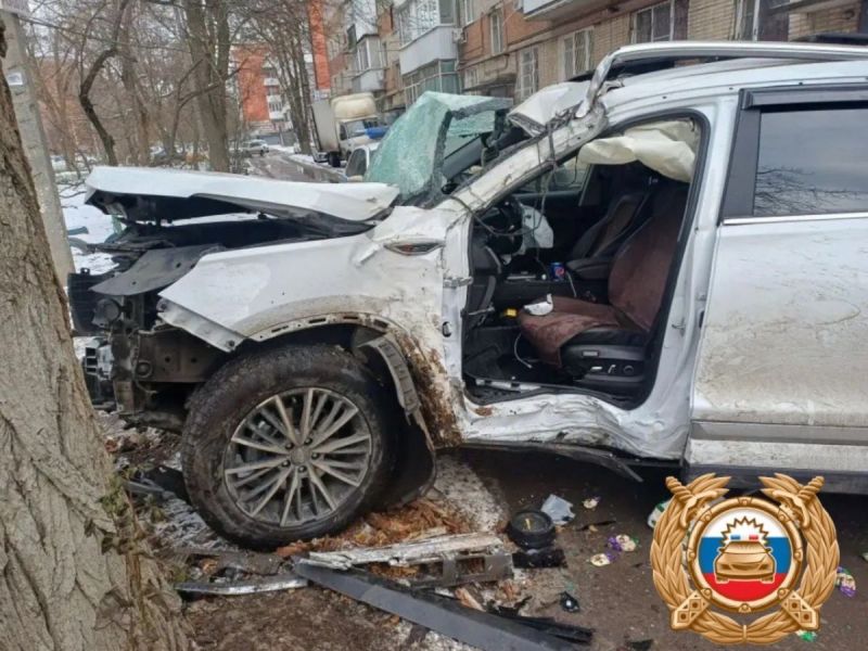 В Ростове-на-Дону 18-летний парень пострадал в аварии