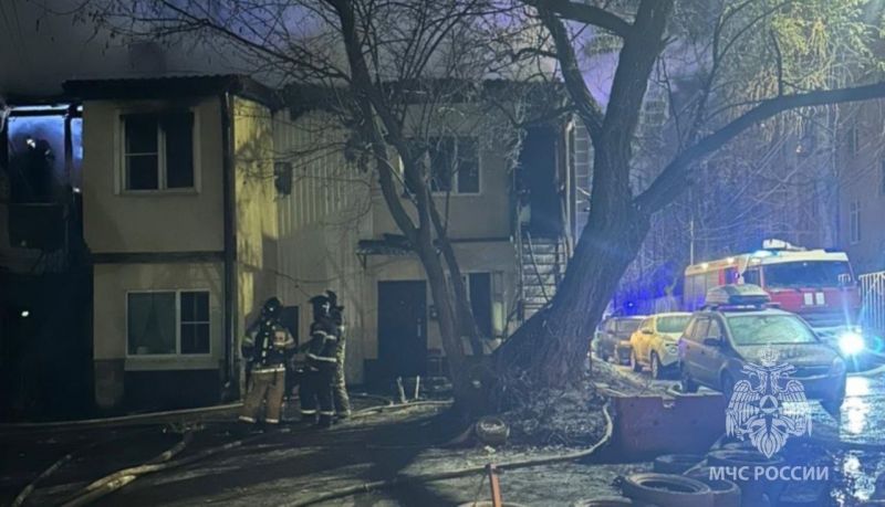 Крупный пожар охватил многоквартирный дом в центре Ростова-на-Дону