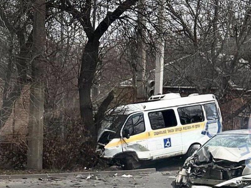 В Ростове произошло жесткое ДТП с "ГАЗелью" для перевозки инвалидов