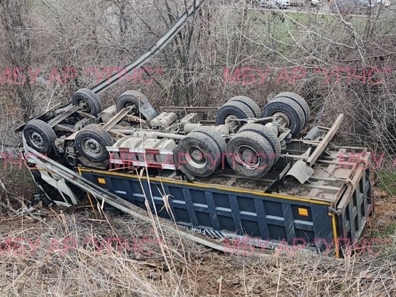 В Аксайском районе грузовик вылете с трассы