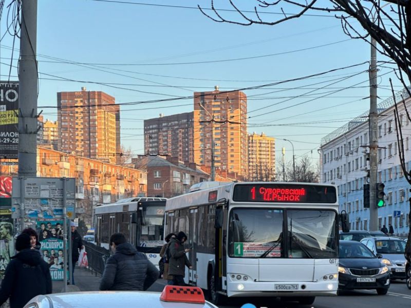 Юрий Слюсарь рассказал как решается проблема с очередями на автобусы в часы пик