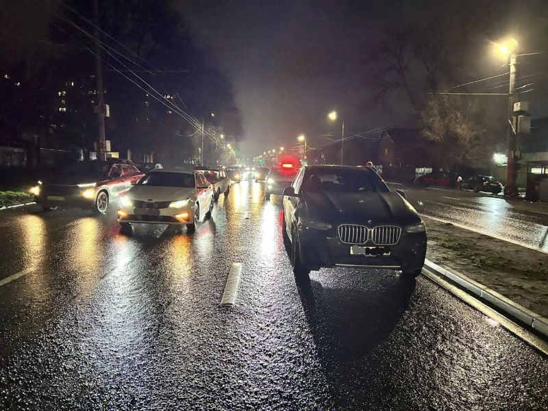 В Ростове на скорой забрали подростка после столкновения с БМВ