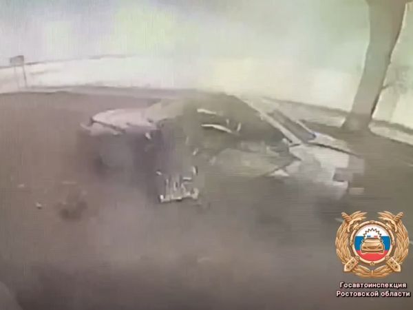 Под Таганрогом в жутком ДТП с грузовиком погиб водитель легковушки