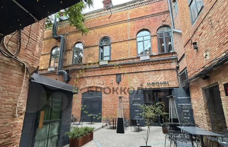 В историческом здании Ростова-на-Дону сдается помещение под бар с летней площадкой