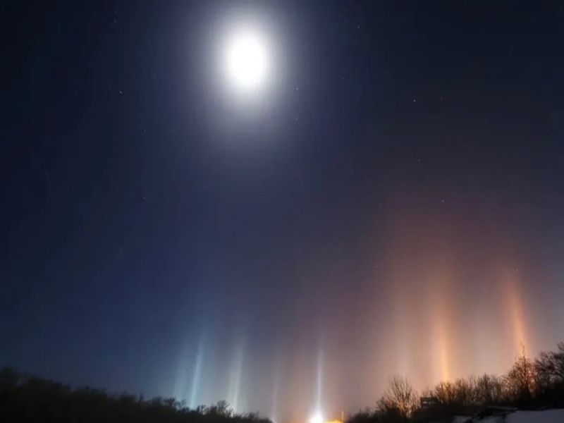 В Ростовской области жители стали свидетелями лунного гало и световых столбов
