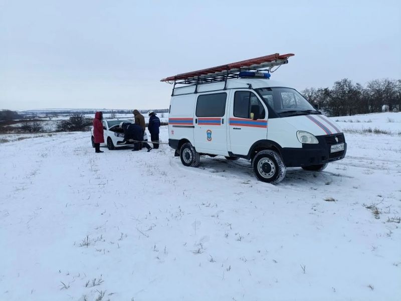 Два жителя Ростовской области решили срезать дорогу на машине и застряли в поле на три часа