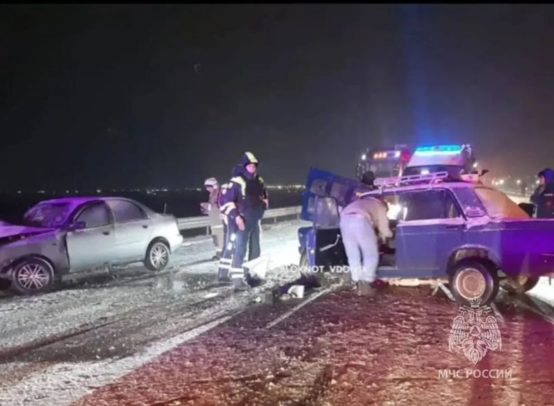 МЧС обнародовало кадры ликвидации последствий жесткой аварии в Цимлянском районе