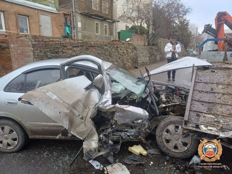 В Ростове-на-Дону 63-летний водитель пострадал, протаранив две машины