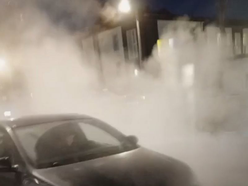 В Ростове из-за прорыва на Доломановском улицу заволокло паром