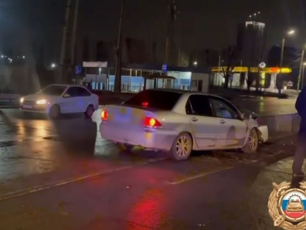 В Ростове водитель легковушки погиб при столкновении с бетонным ограждением